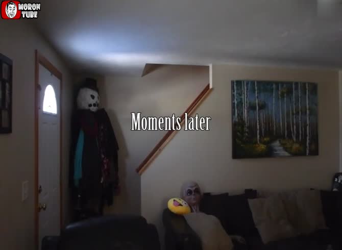 Video :Prank - He switches out his girlfriend's brunette hair with blonde